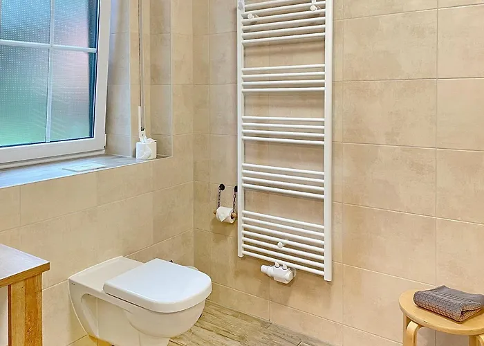 Holzfaeller Baum 2 Apartament Eiche